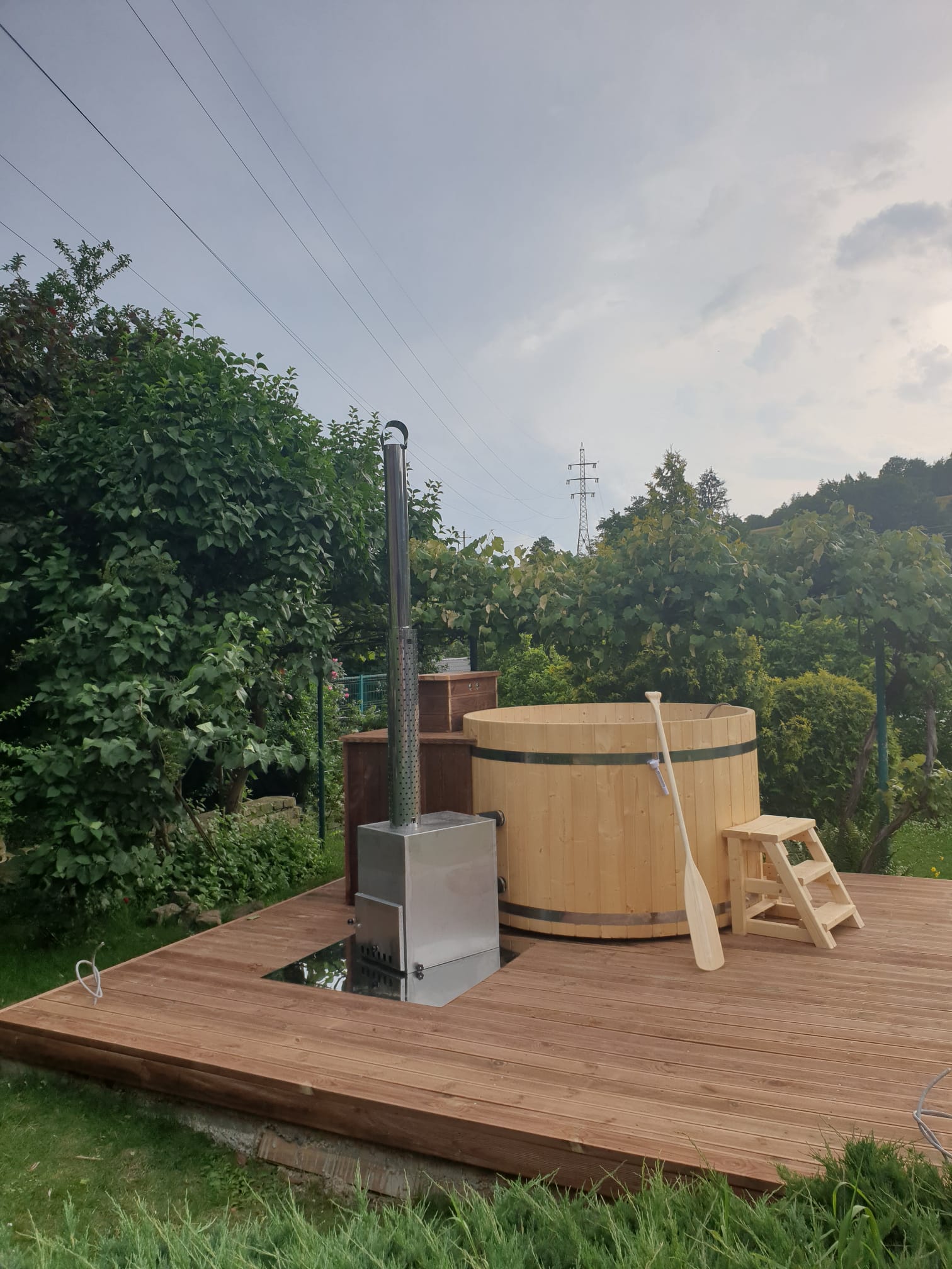 Ciubăr din lemn cu sobă externă